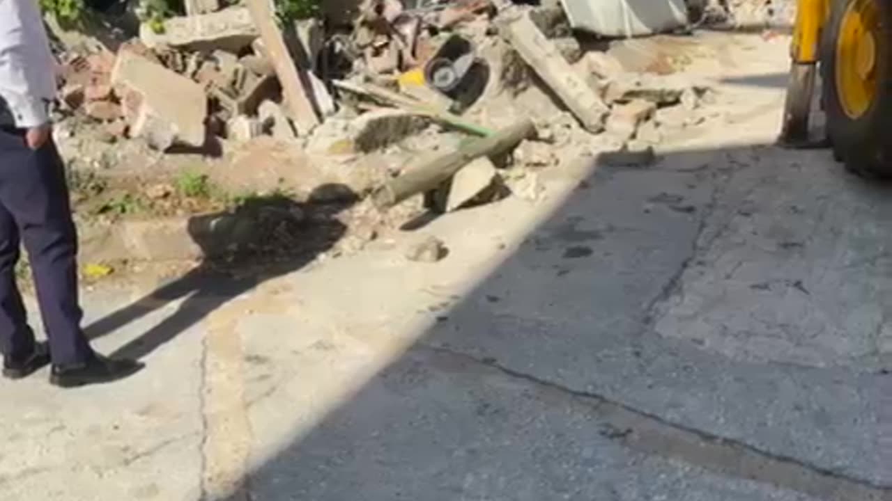 Bashkia dhe policia vijojnë prishjet e ndërtimeve pa leje, aksioni shtrihet edhe në Ksamil