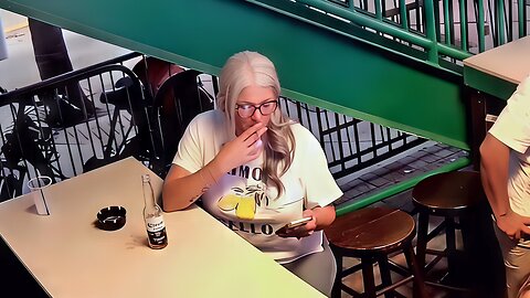 Candid Sexy Smoking Woman 712