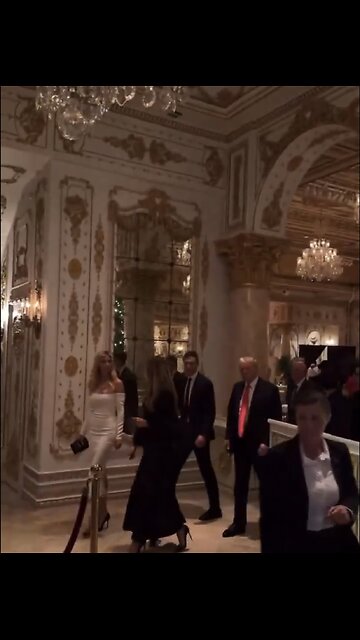 TRUMP❤️🇺🇸🥇🪽ARRIVE AT MAR-A-LAGO🤍🇺🇸🏅🪽🎄🏰🕺🎊FOR CHRISTMAS EVE DINNER PARTY💙🇺🇸🏅🪽🎄💃🏰⭐️