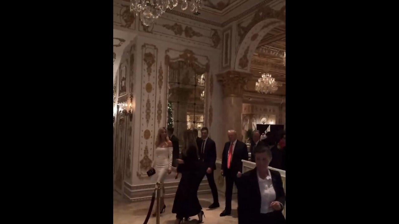 TRUMP❤️🇺🇸🥇🪽ARRIVE AT MAR-A-LAGO🤍🇺🇸🏅🪽🎄🏰🕺🎊FOR CHRISTMAS EVE DINNER PARTY💙🇺🇸🏅🪽🎄💃🏰⭐️