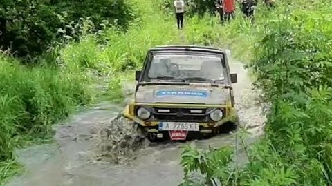 Suzuki Samurai vs Honda C-RV in Off-Road