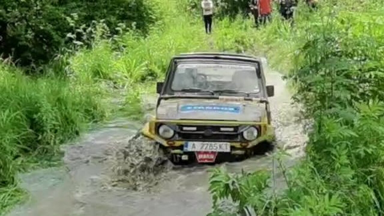 Suzuki Samurai vs Honda C-RV in Off-Road