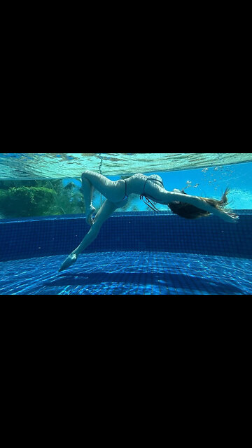 Sydney Sweeney shows off her synchronized swimming skills