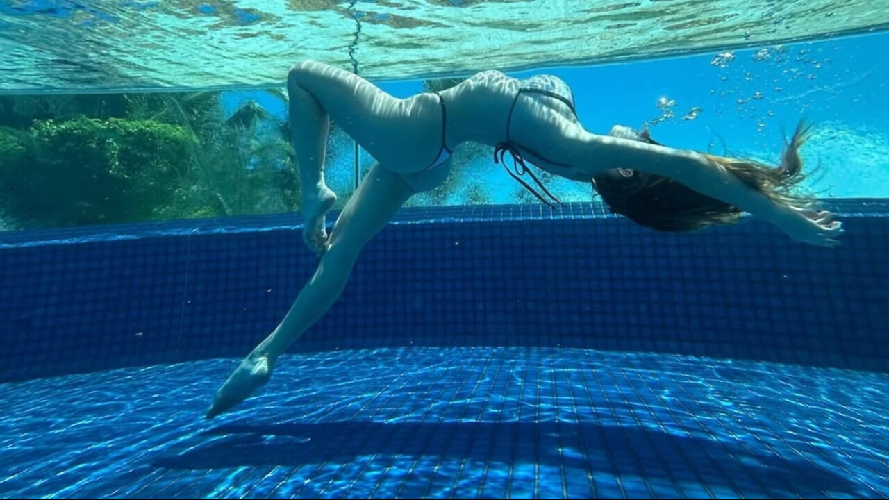 Sydney Sweeney shows off her synchronized swimming skills