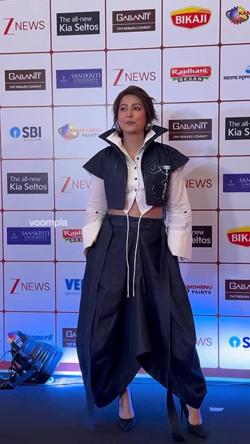 hina khan bangs out a posing sesh at an event in andheri