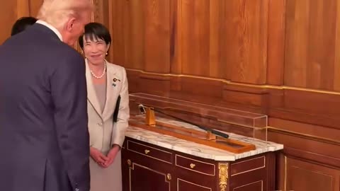 高市首相、トランプ大統領に安倍晋三前首相のパターを贈呈