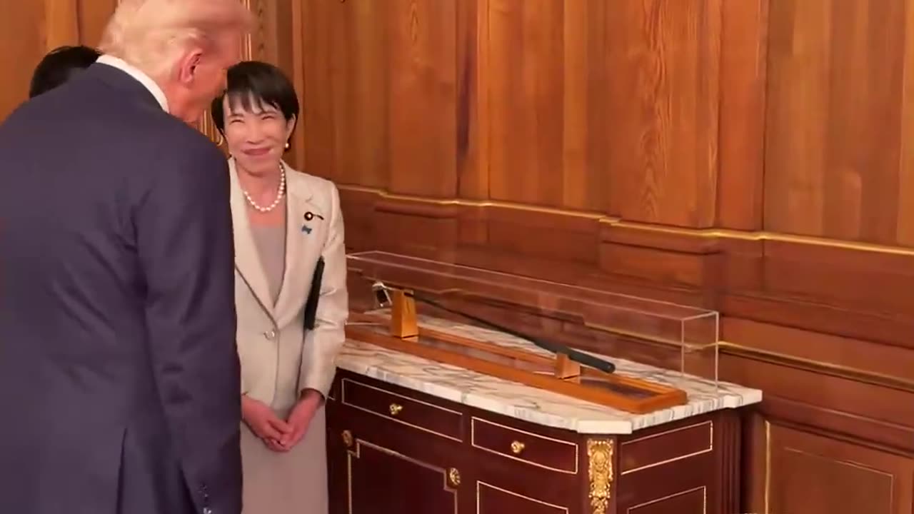 高市首相、トランプ大統領に安倍晋三前首相のパターを贈呈