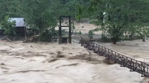 PANOORIN | Lumubog sa baha ang dalawang classroom ng Lubo Elementary School sa Tanudan