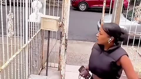 Woman Delivers Package, Thief Strikes: Shocking Video!