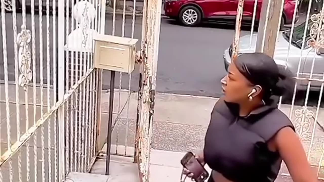 Woman Delivers Package, Thief Strikes: Shocking Video!