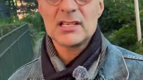 Blue-Haired Dude Figures Out That the No Kings Protests Are Against Democracy