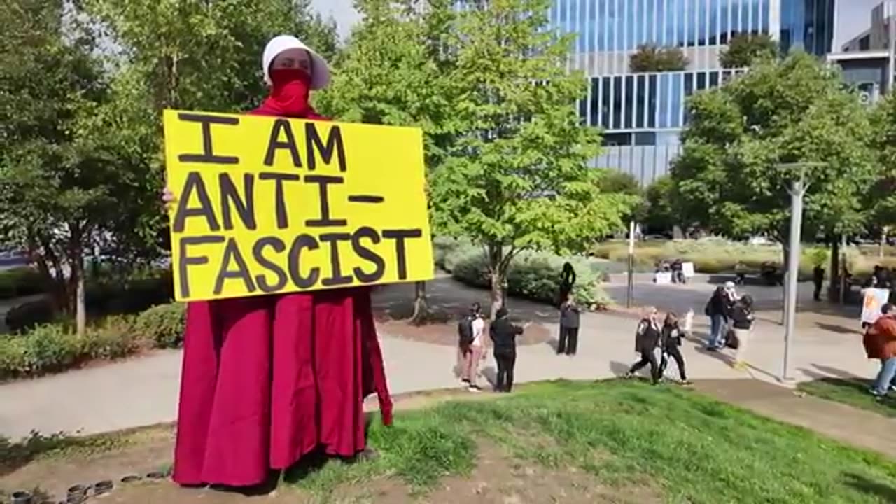 Feds use tear gas and mace on peaceful protesters that marched to Portland ICE facility