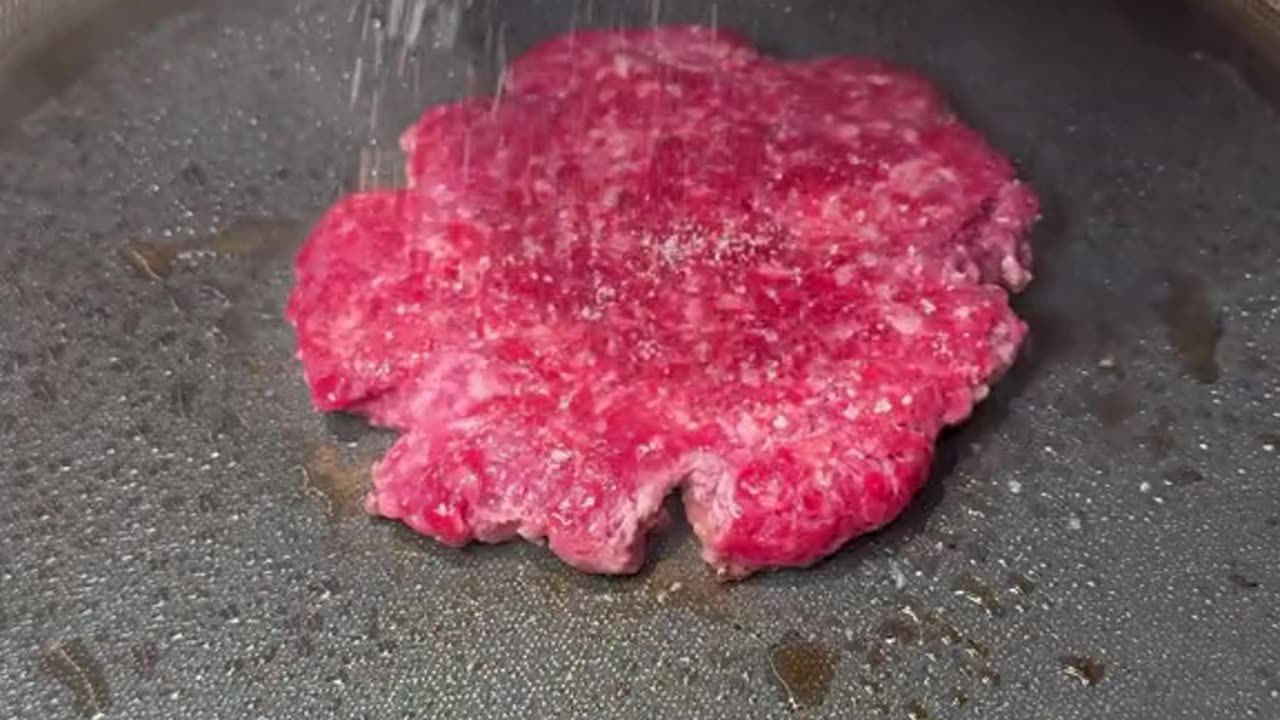 Bacon Burger Explosion! Crispy, Cheesy & Irresistible 🥓🧀"