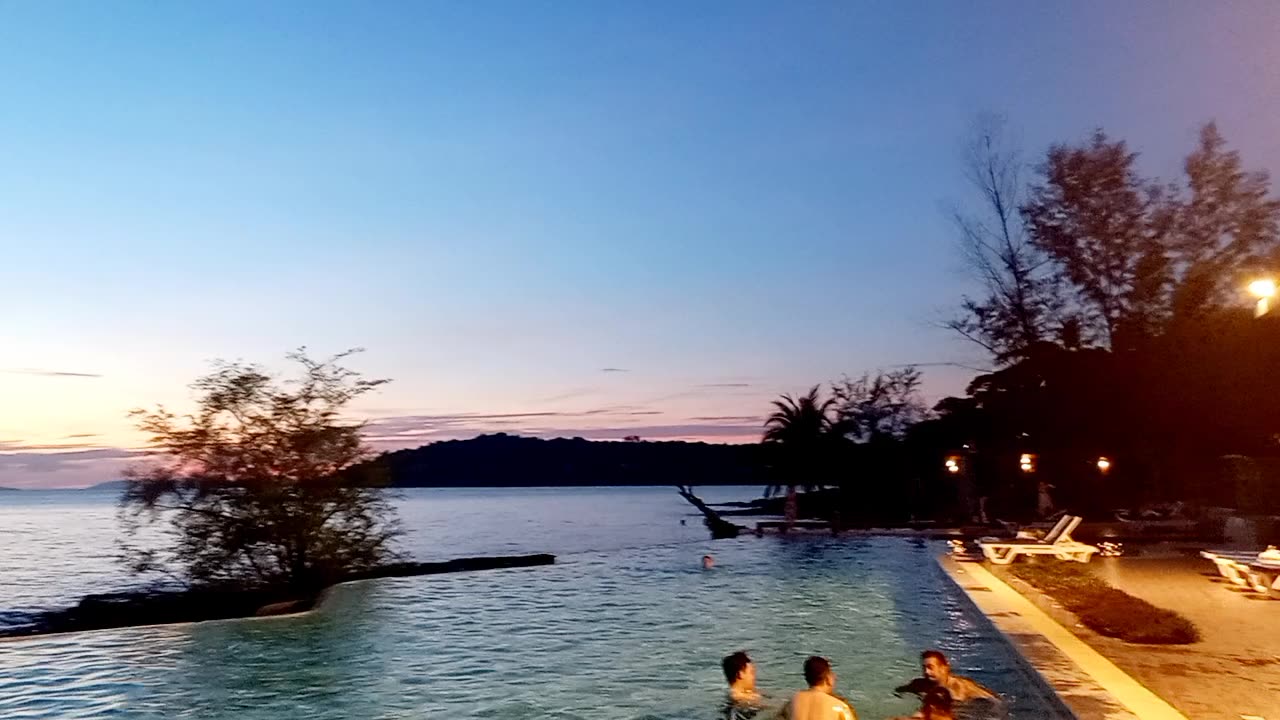 Sunset and relax at the Beach side pool