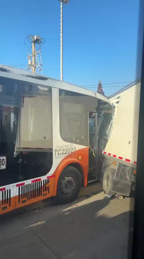 Fuerte choque entre bus de Transcaribe y camión en la avenida Pedro de Heredia