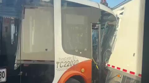 Fuerte choque entre bus de Transcaribe y camión en la avenida Pedro de Heredia