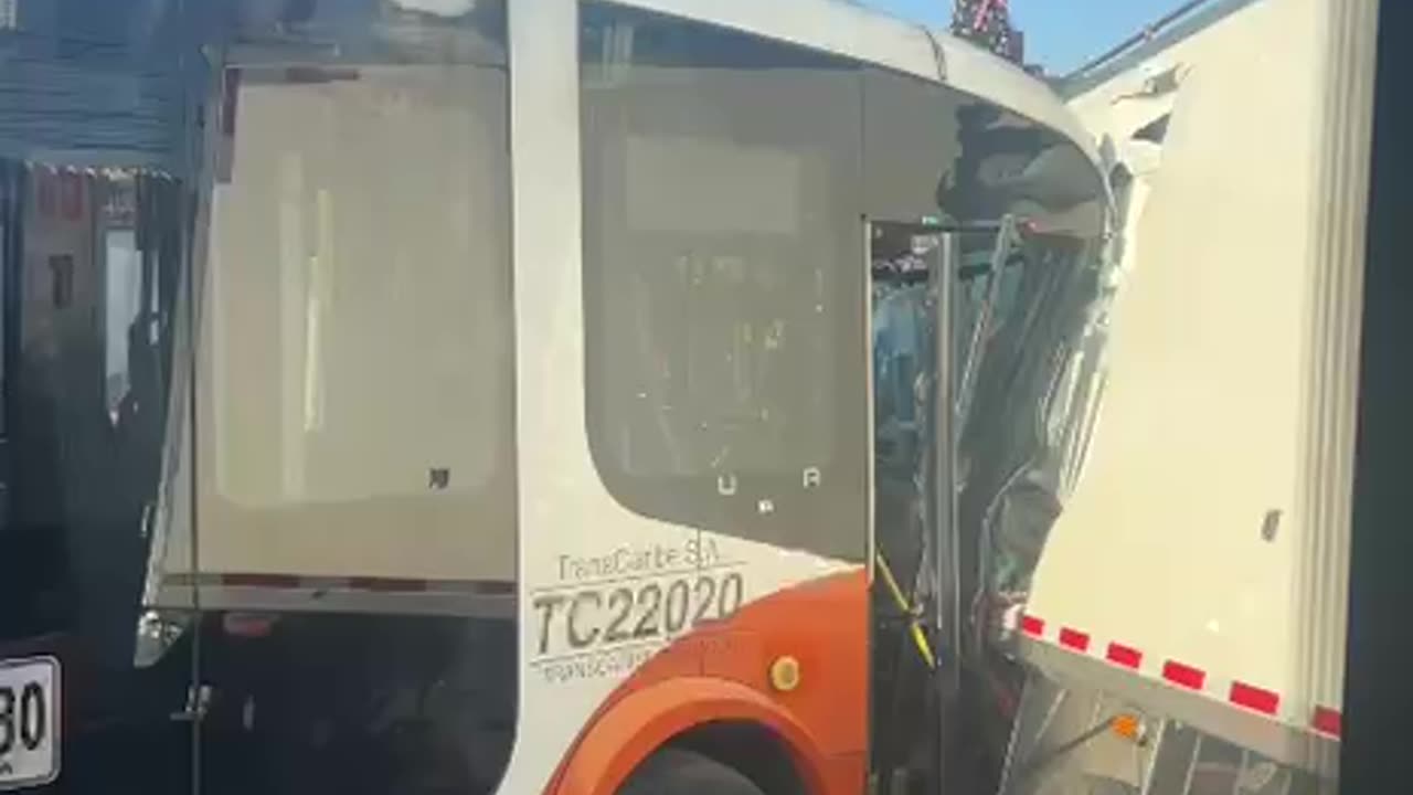 Fuerte choque entre bus de Transcaribe y camión en la avenida Pedro de Heredia