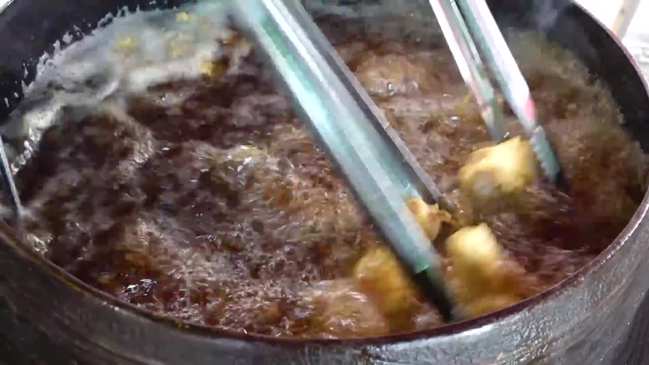 200 Chickens Sold Out Every Day ! Crispy Fried Chicken in Large Cauldrons - Korean street food