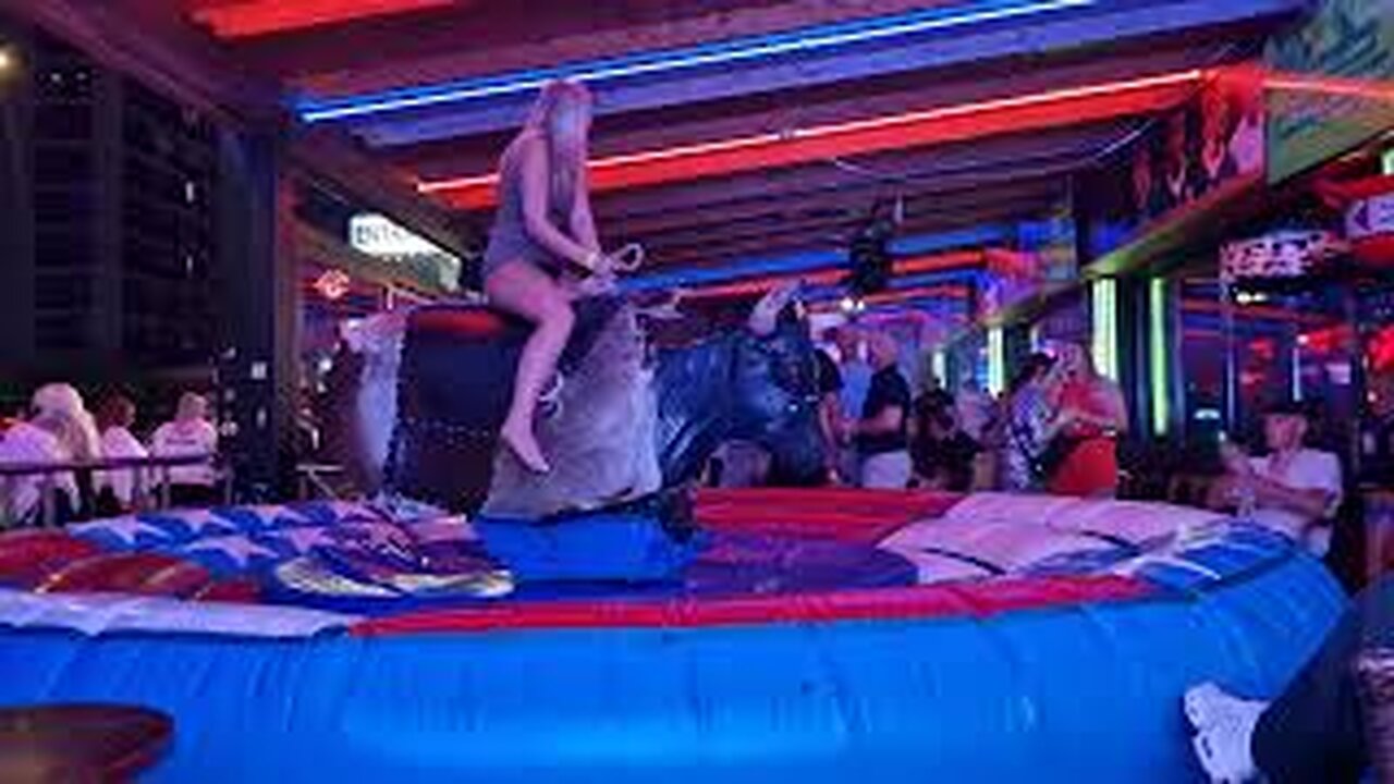 😍 Bold Girl on a Bull | Mechanical Bull Riding | Bull Riding in Benidorm