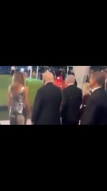 TRUMP AND NETANYAHU WATCHED FIREWORKS OUTSIDE MAR-A-LAGO DURING NEW YEAR’S CELEBRATIONS. 🔥