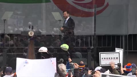 🚨 TRỜI ƠI. Đám đông tham gia cuộc tuần hành ủng hộ sự sống vừa phát cuồng vì JD Vance.