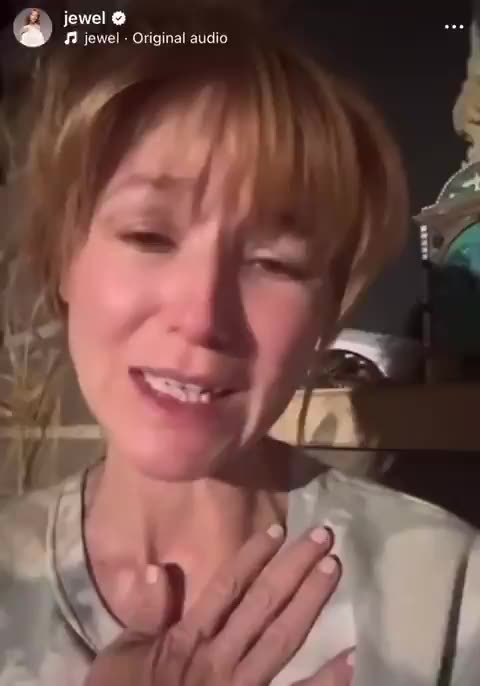 Singer Jewel apologizes for not destroying America by pandering to LGBTQ after performing for RFK Jr