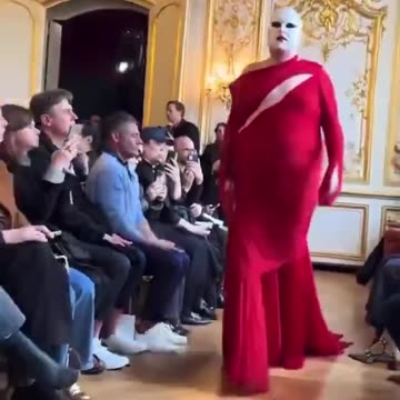 Paris fasion week - No normal person would watch something like that!
