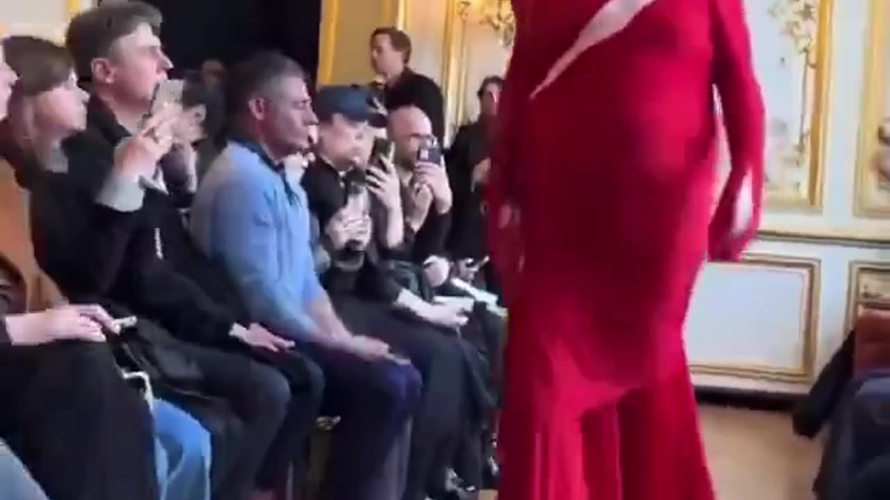 Paris fasion week - No normal person would watch something like that!