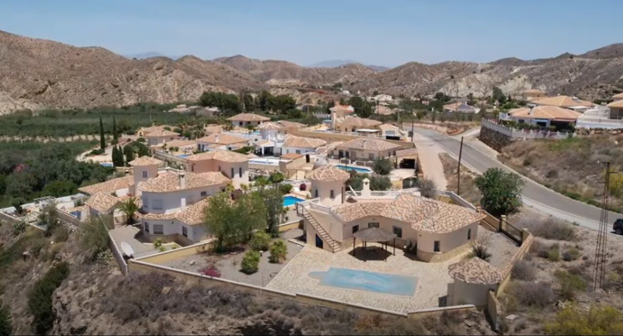 Almeria | 4 bedroom villa in Arboleas | Villa Breeze/ 214,950 Euros