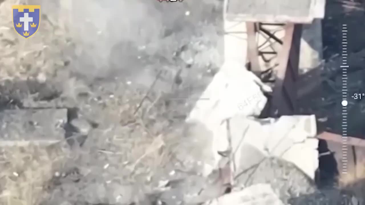 Ukrainian Artillery Catch Russian Soldiers Out in the Open