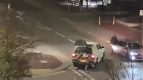 Vjedhje spektakolare në Angli, ja si e përdorën eskavatorin autorët