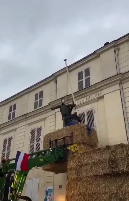 French farmers continue to fight against the EU flag