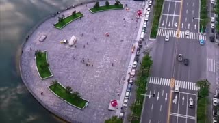 Autopista surrealista sobre un lago en China