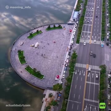 Autopista surrealista sobre un lago en China