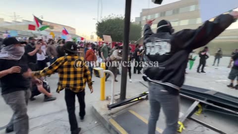 🚨BREAKING: Anti-ICE protestors just destroyed a federal security kiosk unabated