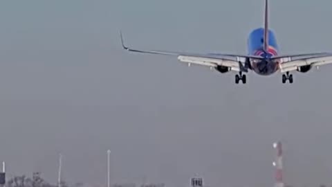 SOUTHWEST FLIGHT HAS CLOSE CALL WITH PRIVATE JET ON CHICAGO RUNWAY!