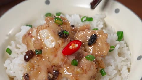 Crispy and tender steamed spareribs in black bean sauce