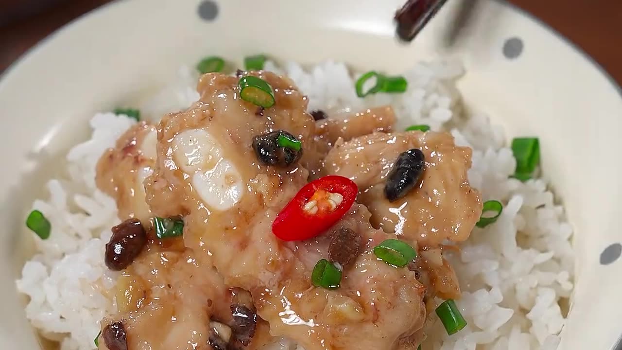 Crispy and tender steamed spareribs in black bean sauce