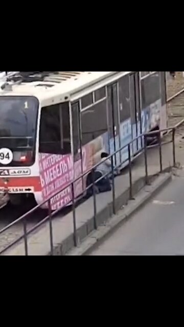 Hombre cae bajo un tranvía y sobrevive