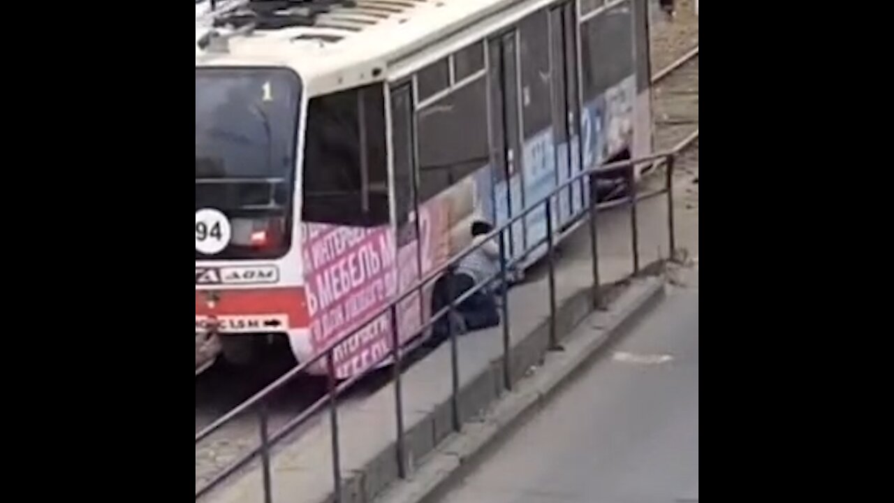 Hombre cae bajo un tranvía y sobrevive