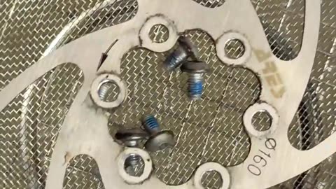 How to clean a brake disc so your bicycle brakes really well