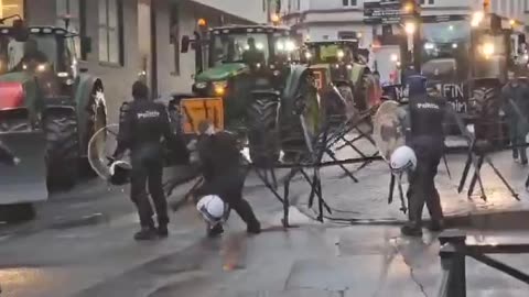 🇧🇪🚜 European farmers break through police checkpoints in Brussels