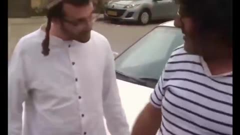 Israeli settler tries to steal a Palestinian home 