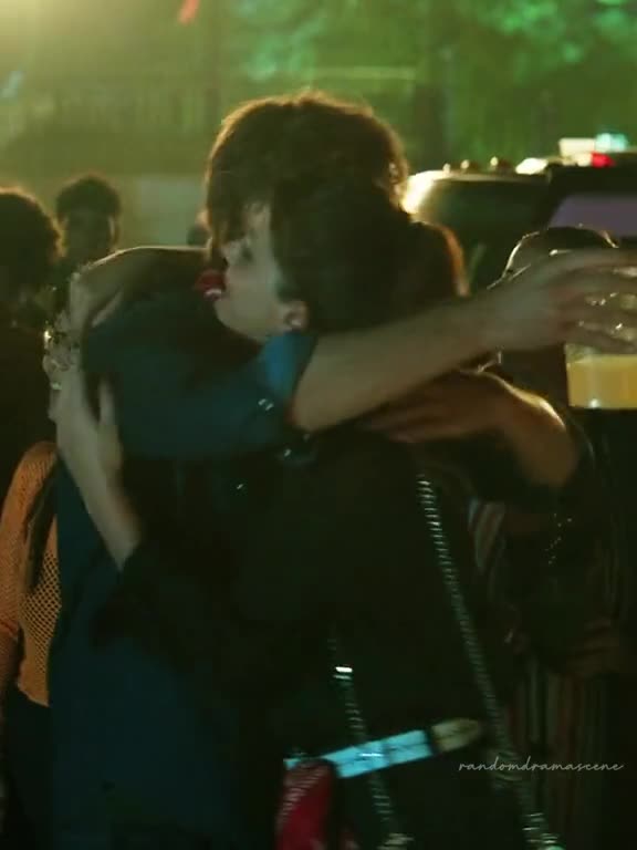 he just can't stop looking at her.. he be jealous ❤️‍🔥 #culpamia #culpamiapelícula #culpamiamovie #c