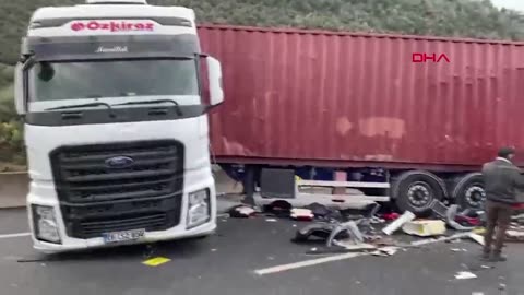 Aksident i rëndë në Turqi, autobusi përplaset me kamionin,