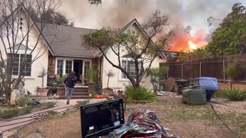 🚨TERRIFYING: Residents scramble to save their belongings as the fire rapidly grow