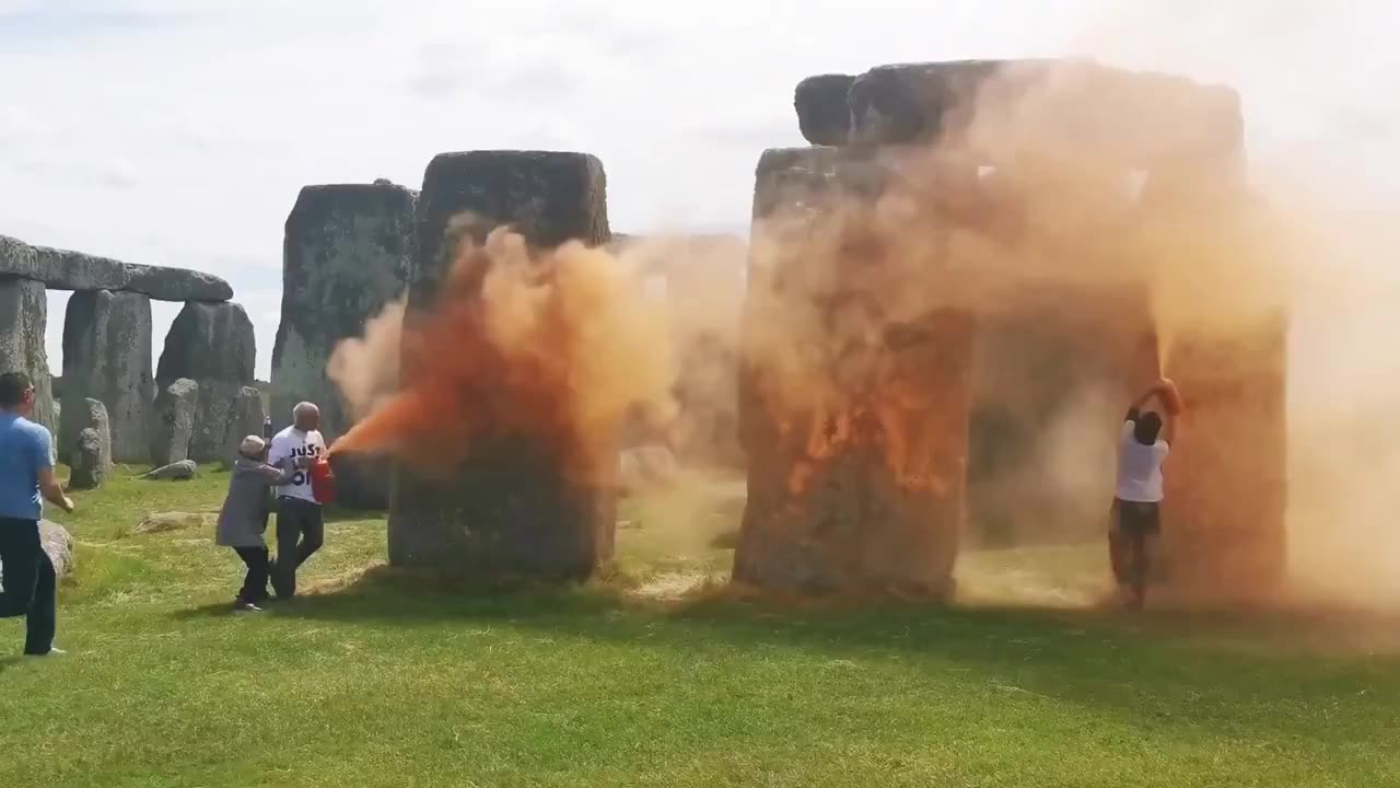 A British court has acquitted two environmental activists from Just Stop Oil