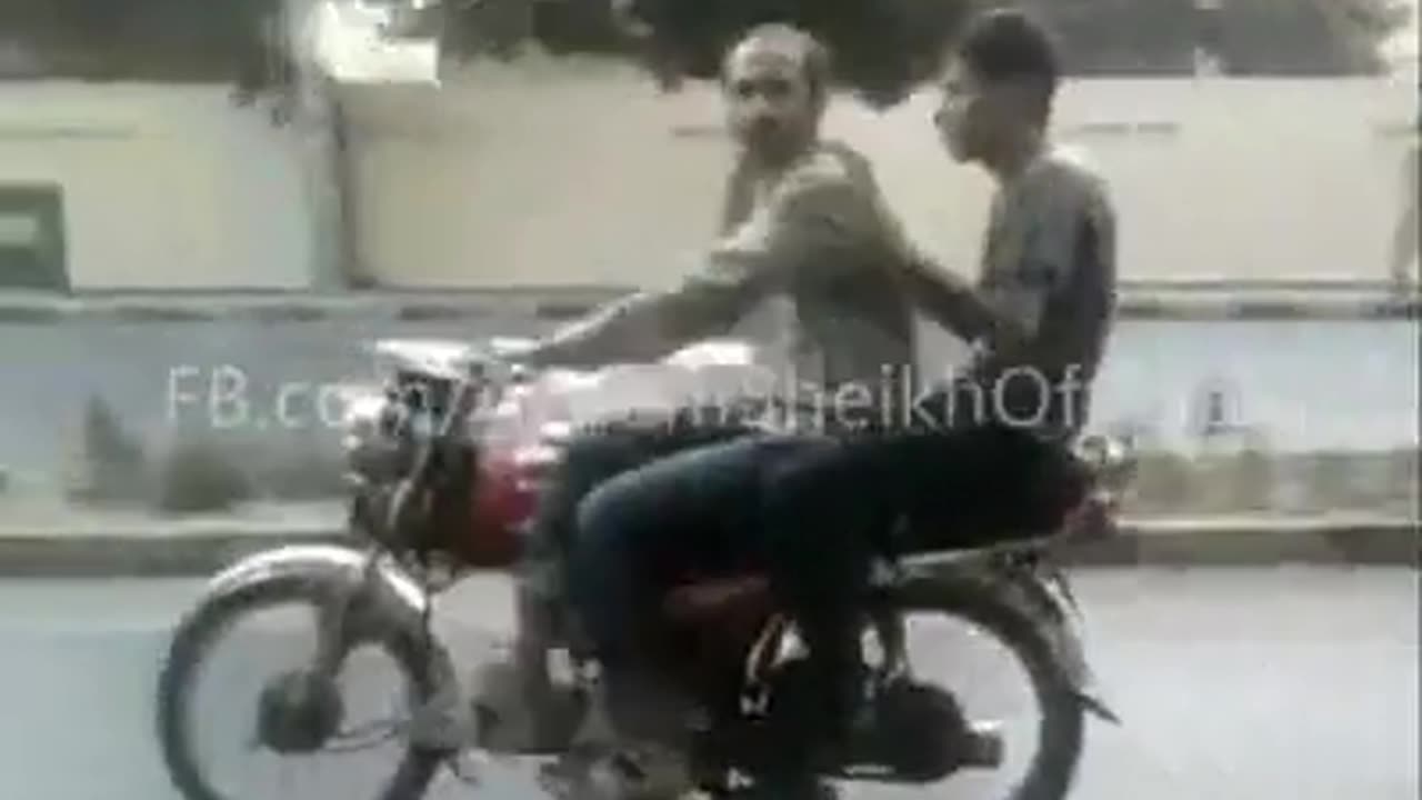The funny accident of the engine of the laughter bomb
