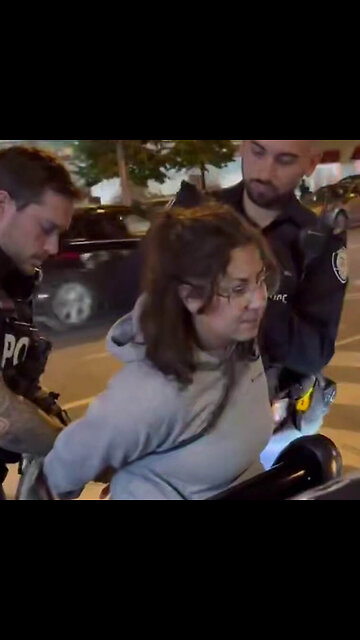 Arrestan a una mujer en Toronto por lanzar refresco a otra persona