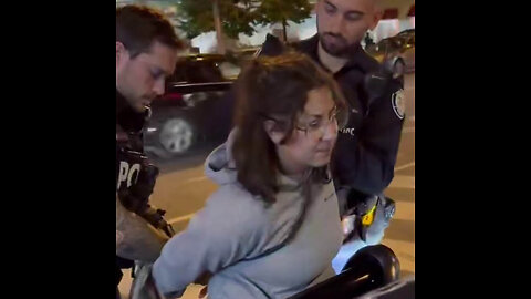 Arrestan a una mujer en Toronto por lanzar refresco a otra persona 